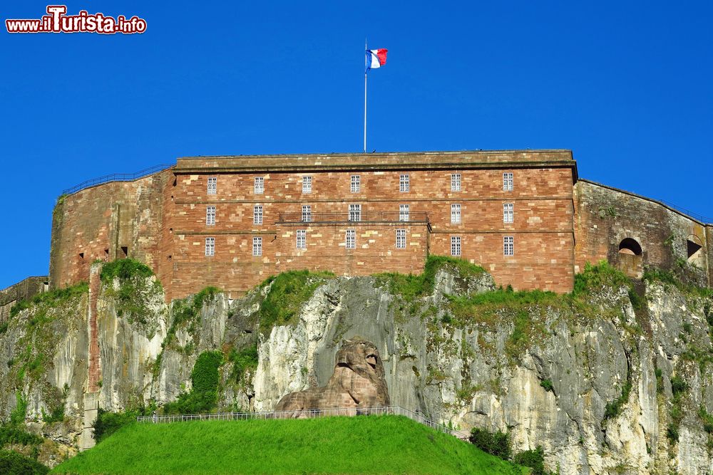 Immagine Il castello fortezza di Belfort, Francia, con la bandiera che sventola.
