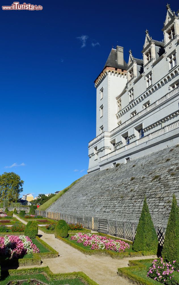 Immagine Il castello medievale della cittadina francese di Pau. Venne costruito nel XIV° secolo per Gastone Febo di Foix che fece rimodellare una preesistente fortezza dell'XI° secolo.