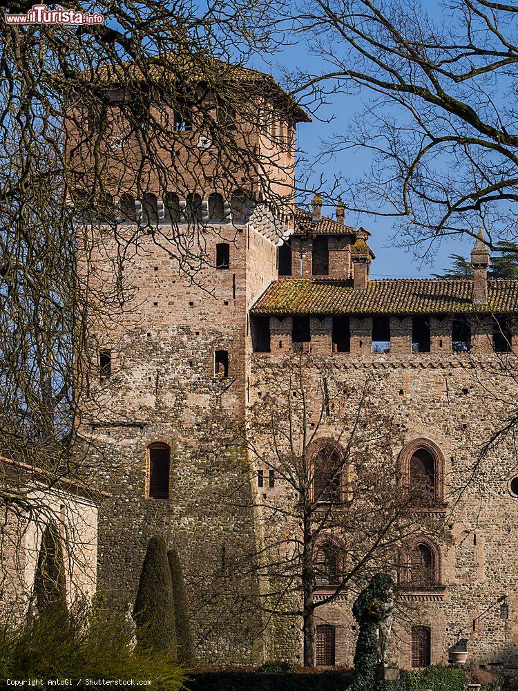 Immagine Il Castello medievale di Grazzano Visconti, particolare di uno dei torrioni - © AntoGi / Shutterstock.com