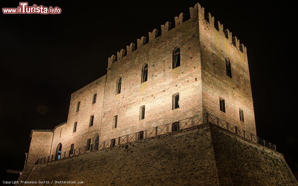 Immagine Ripresa notturna del Castello medievale di Mondaino in Emilia-Romagna - © Francesco Guitto / Shutterstock.com