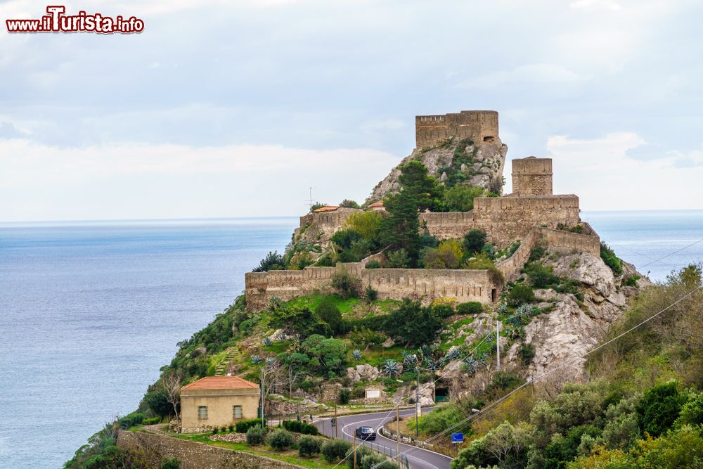 Immagine Il castello normanno di Forza d'Agrò, Messina, Sicilia: costruito nell'XI° secolo, venne fatto edificare per volere di Ruggero d'Altavilla, Gran Conte di Sicilia.