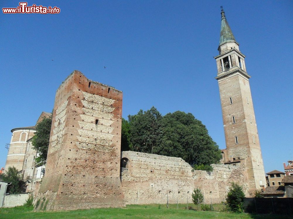 Immagine Il Castello scaligero e il campanile di Cologna Veneta - © Ricklen -  CC BY-SA 3.0, Wikipedia