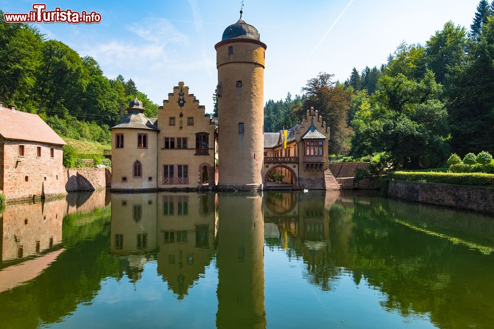 Immagine Il castello sull'acqua nel borgo di Mespelbrunn, Germania. A pochi chilometri di Aschaffenburg, questo grazioso villaggio di 2500 abitanti ospita una delle più suggestive residenze rinascimentali tedesche: il Wasserschloss, il castello sull'acqua.
