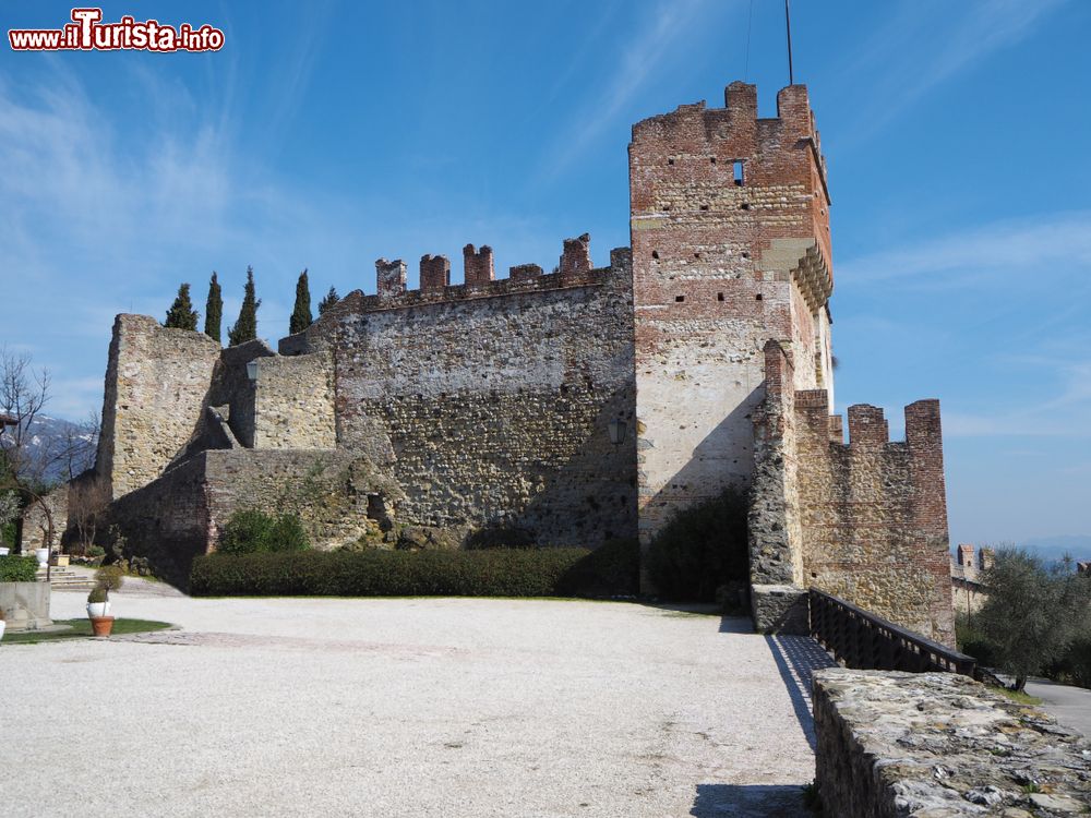 Immagine Il Castello Superiore di Marostica, corona la cinta delle mura che avvolgono il borgo del Veneto