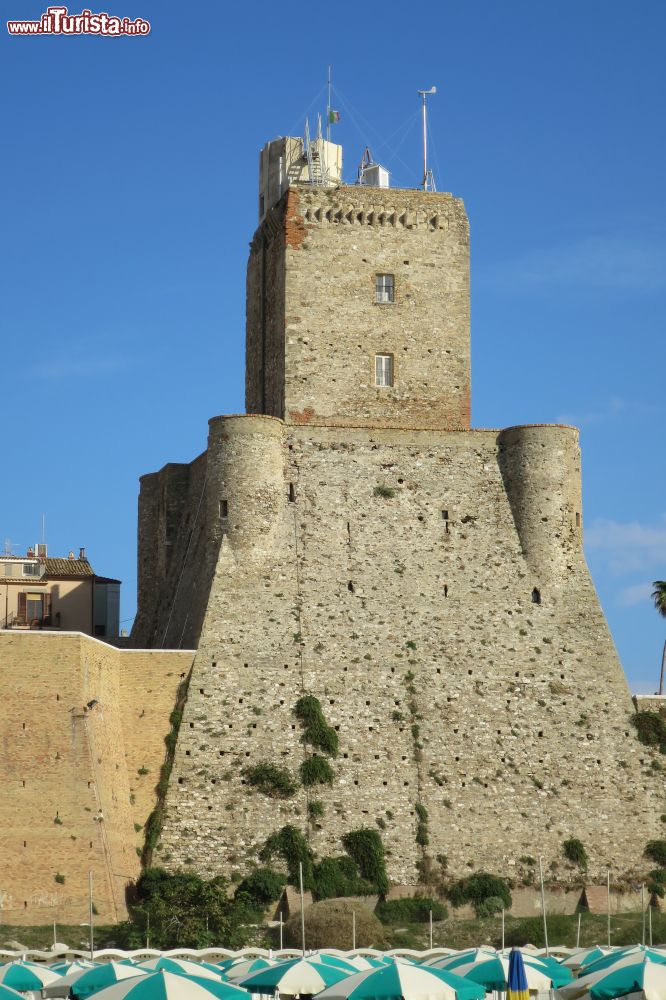 Immagine Il Castello Svevo di Termoli fotografato dalla spiaggia cittadina.