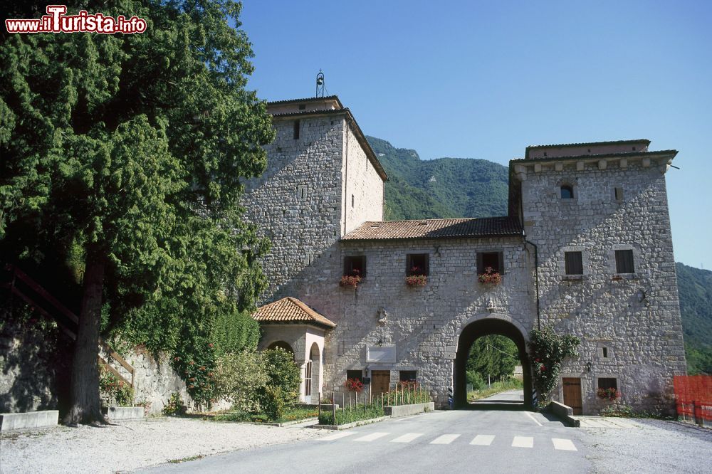 Immagine Il Castelnuovo di Quero in Veneto, è l'attrazione principale del comune di Quero Vas in provincia di Belluno. sul fiume Piave - © www.infodolomiti.it/