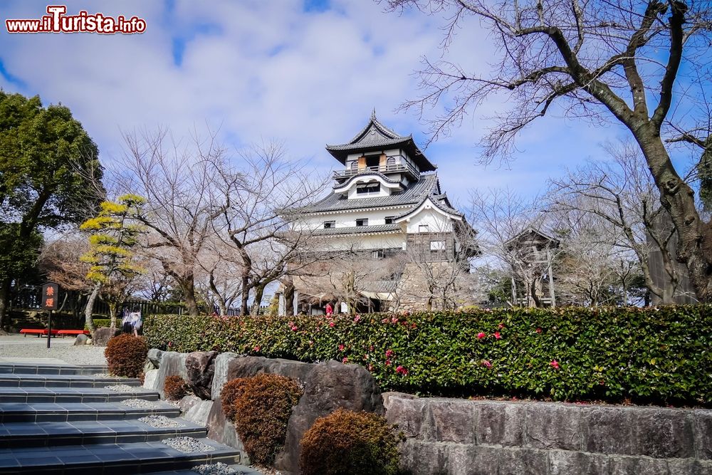 Immagine Il celebre castello di Inuyama, Giappone, l'unico superstite dei dodici costruiti prima del periodo Edo. Sulla sinistra, il cartello in legno reca la scritta "vietato fumare".