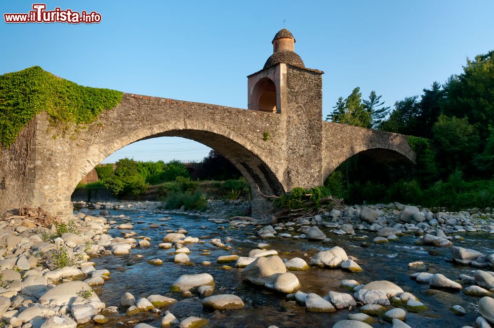 Immagine Il celebre ponte ai Chiosi di Pontremoli, Massa Carrara (Toscana). Situato sul fiume Magra, è uno dei ponti più suggestivi d'Italia.