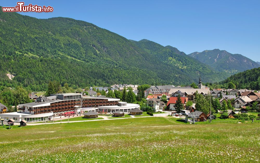 Immagine Il celebre villaggio di Kranjska Gora, Slovenia. Questa cittadina è immersa in un paesaggio naturale senza tempo.