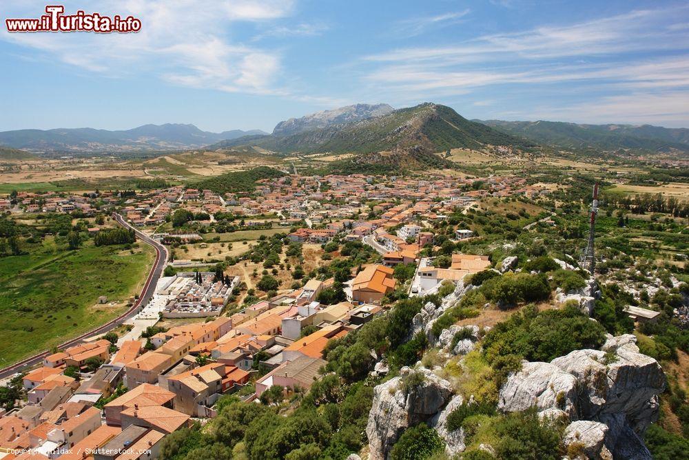 Immagine Il centro abitato di Posada, Sardegna, visto dall'alto. Insediamento italico-etrusco (V°- IV° secolo a.C.), Posada è uno dei centri sardi più antichi - © Mildax / Shutterstock.com