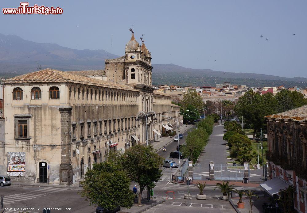 Immagine Il centro città di Adrano con il monastero, provincia di Catania, Sicilia - © Dafinchi / Shutterstock.com