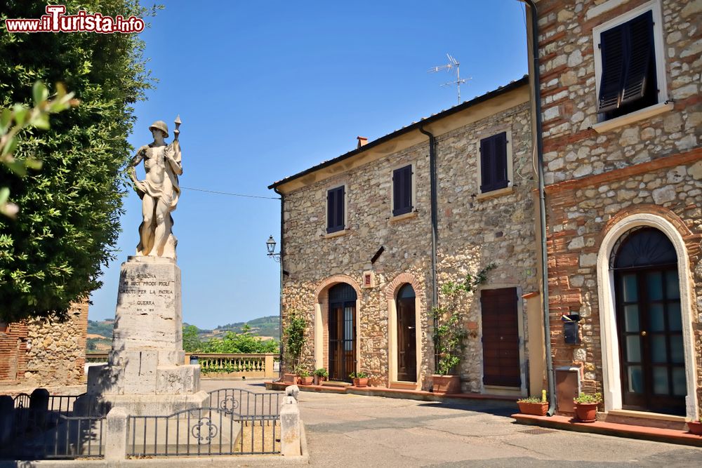 Immagine Il centro del borgo di Bibbona in Toscana