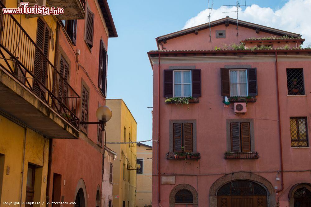 Immagine Il centro del borgo di Velletri e le case colorate - © Quisquilia / Shutterstock.com