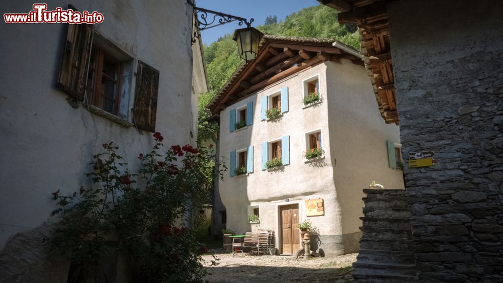 Immagine Il centro del borgo montano di Soglio, Canton Grigioni, Svizzera. Una tipica casetta illuminata dalla luce del sole.