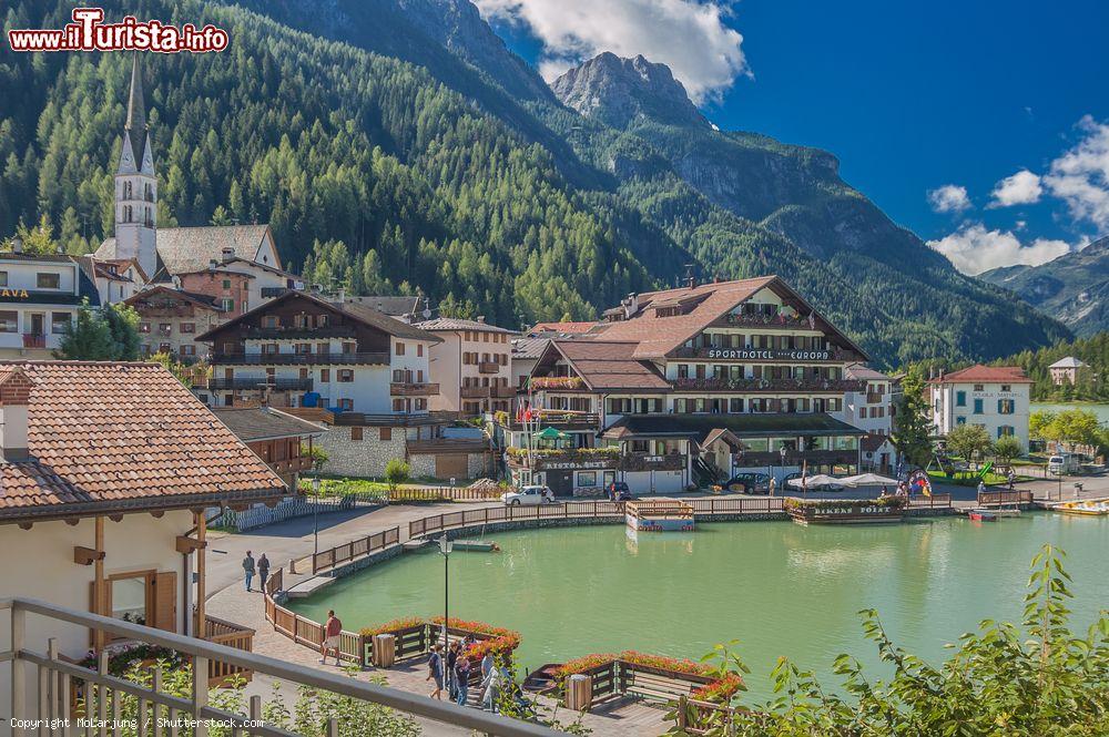 Immagine Il centro del villaggio di Alleghe visto dalla passeggiata lungolago in una giornata estiva, Dolomiti bellunesi, Veneto  - © MoLarjung / Shutterstock.com