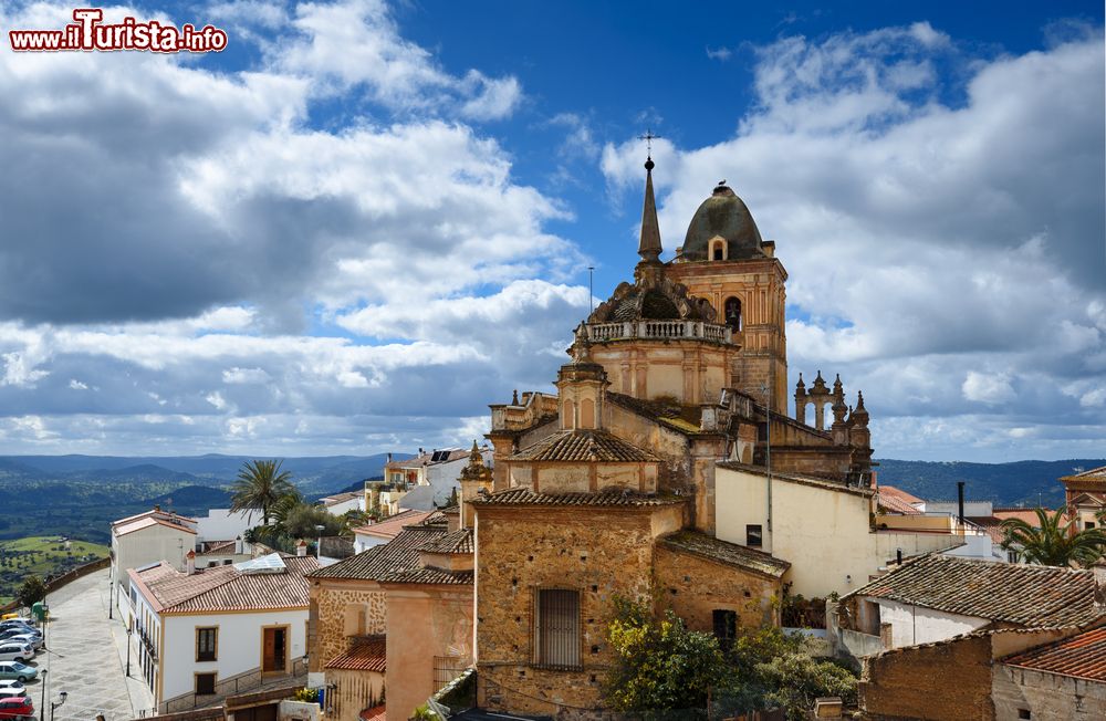 Immagine Il centro della città di Jerez de los Caballeros, Estremadura, in una giornata nuvolosa (Spagna).