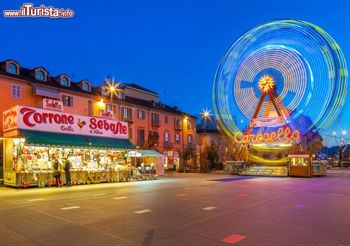 Immagine Il centro di Alba durante il Natale, Piemonte, Italia.  Le vie di Alba nel periodo dell'Avvento ospitano bancarelle di regali e dolciumi e giostre per i più piccoli - © Rostislav Glinsky / Shutterstock.com