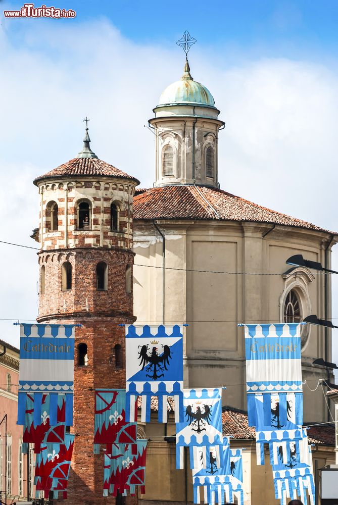 Immagine Il centro di Asti si prepara alla cosa del Palio, la famosa corsa di cavalli della città del piemonte