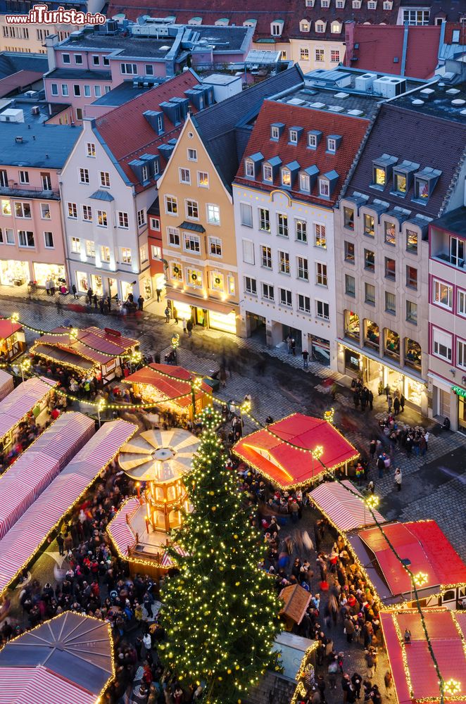 Immagine Il centro di Augusta dall'alto durante il Natale con il tradizionale mercatino, Baviera, Germania.