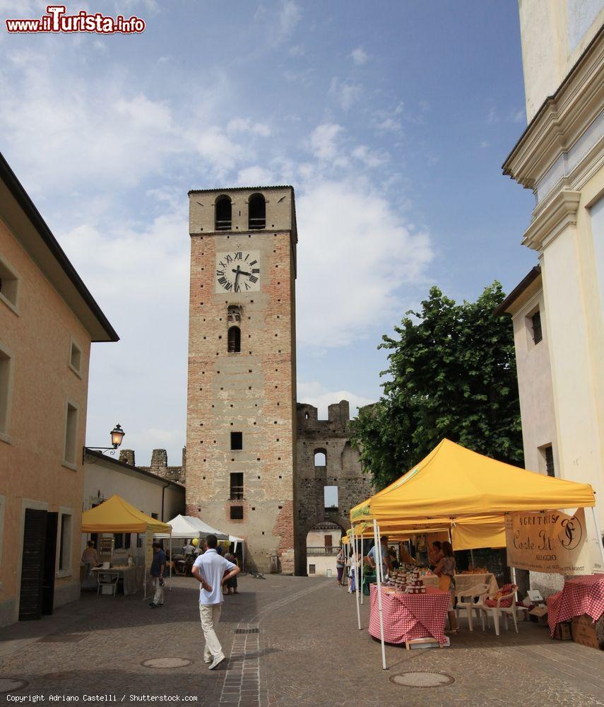 Immagine Il centro di Castellaro Lagusello durante la manifestazione di Golosaria, che tocca varie località della Provincia di Mantova. - © Adriano Castelli / Shutterstock.com