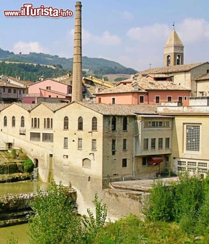 Immagine il centro di Fermignano nelle Marche. Alcuni edifici industriali ci ricordano che nel secolo scorso qui prosperavano una cartiera ed un lanificio - © LianeM / Shutterstock.com