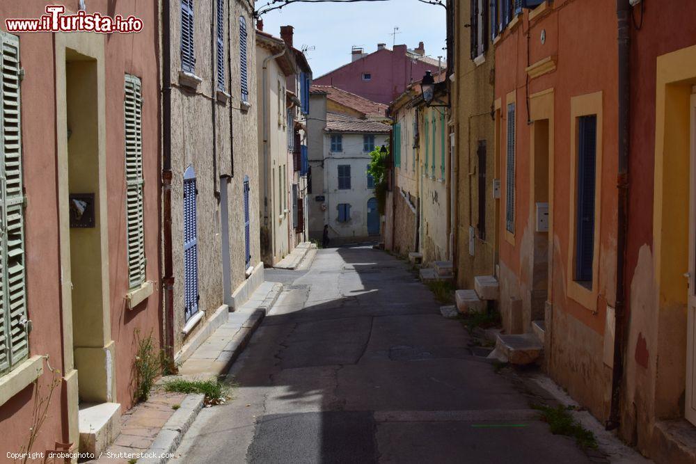 Immagine Il centro di La Seyne-sur-Mer con un tipico vicoletto, Provenza, Francia - © drobacphoto / Shutterstock.com