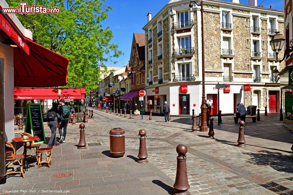 Immagine Il centro di Poissy, Francia, con locali e negozi - © Pack-Shot / Shutterstock.com