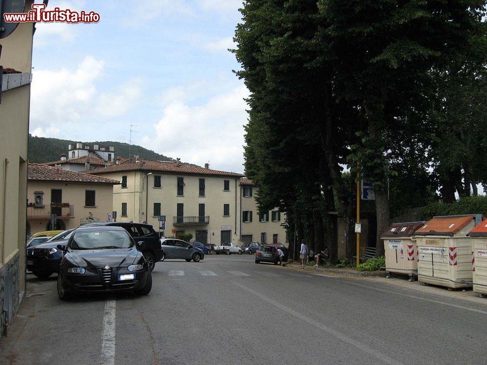 Immagine Il centro di San Donato in Collina, piccola cittadina della Toscana, famosa per la Sagra delle Frittelle - © Triple 8 - Wikipedia