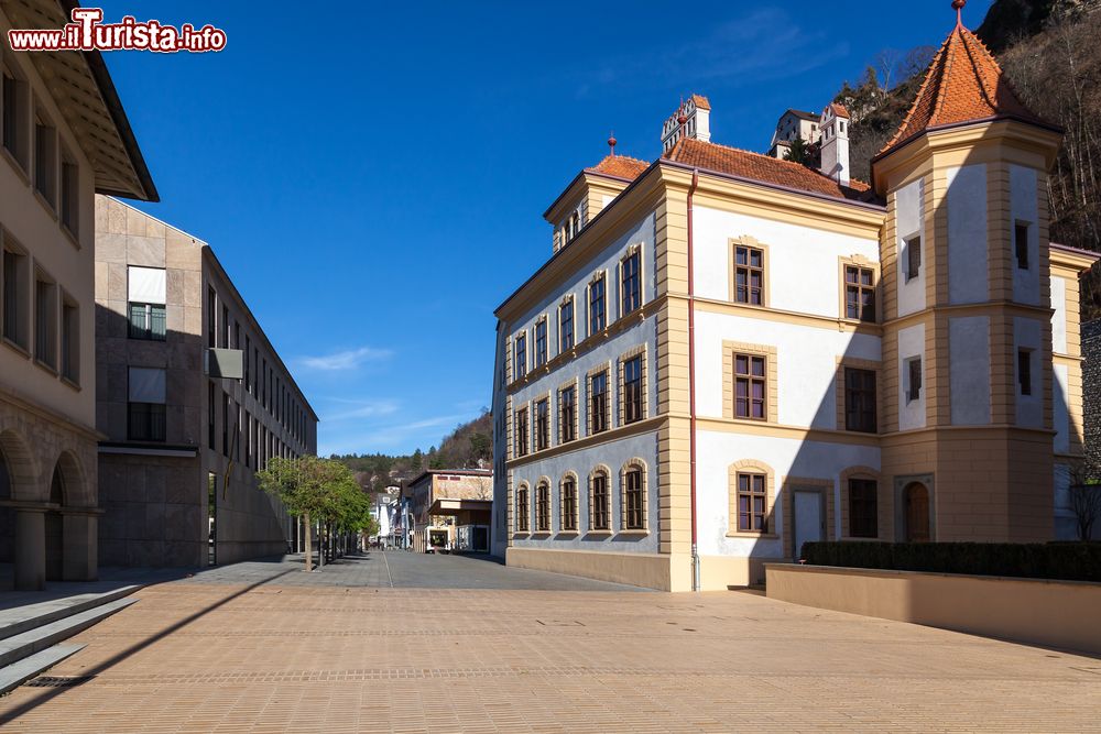 Immagine Il centro di Vaduz, Liechtenstein, con edifici antichi e musei in una bella giornata di sole.