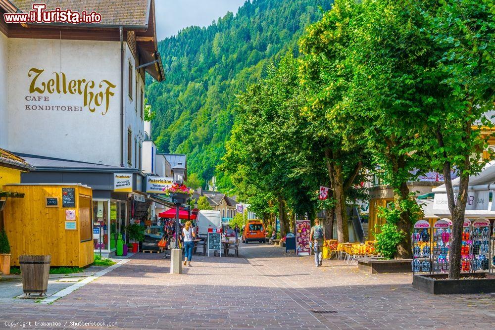 Immagine Il centro di Zell-am-See (Austria) con negozi e attività commerciali - © trabantos / Shutterstock.com