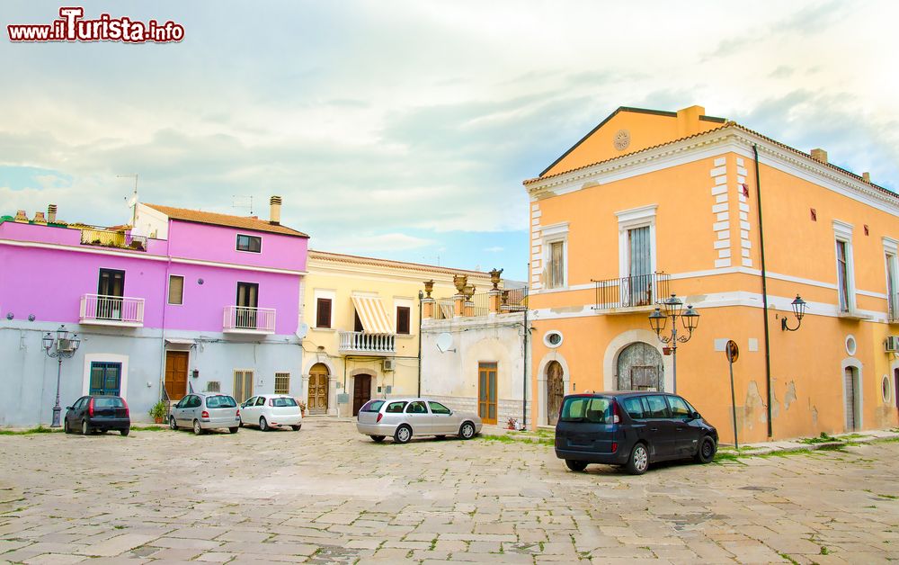 Immagine Il centro e le case colorate di Lesina in Puglia.