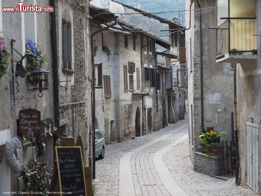 Immagine Il centro medievale di Donnas in Valle d'Aosta - © Claudio Divizia / Shutterstock.com