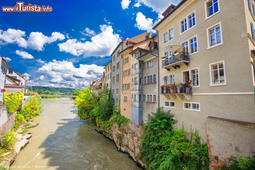 Immagine Il centro storico cittadino di Brugg, cantone d'Aargau, Svizzera. Dell'antico aspetto del paese rimangono solo alcuni frammenti delle antiche fortificazioni ma passeggiando per le stradine su cui si affacciano le case in pietra con i tetti a spiovente si possono scorgere angoli pittoreschi - © gevision / Shutterstock.com