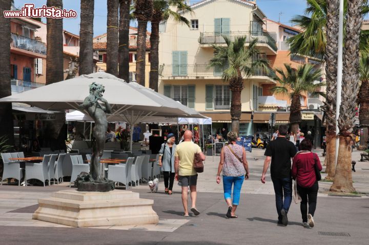 Immagine Il centro storico di Bandol, Francia. La primavera, con i suoi colori e profumi, è uno dei momenti migliori per visitare questa città di 8 mila abitanti incastonata lungo il litorale francese - © Pack-Shot / Shutterstock.com