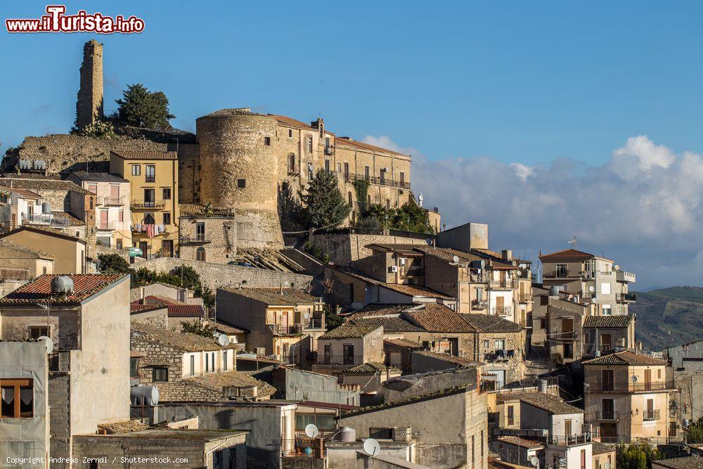 Immagine Il centro storico di Cammarata, borgo della Sicilia Centrale, dominato dal Castello medievale - © Andreas Zerndl / Shutterstock.com