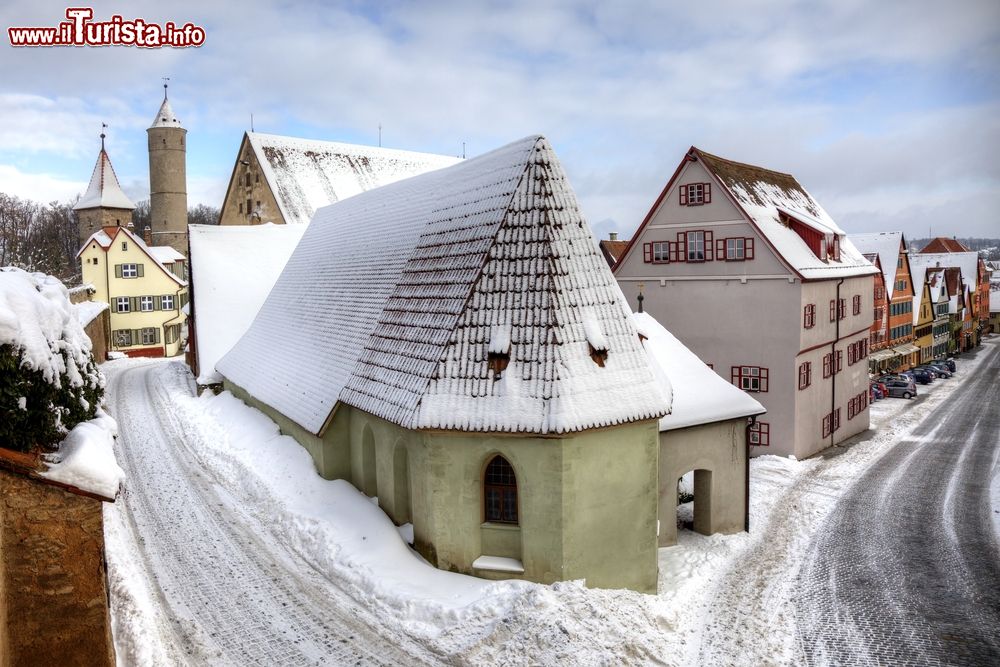 Immagine Il centro storico di Dinkelsbuhl, Germania, innevato.