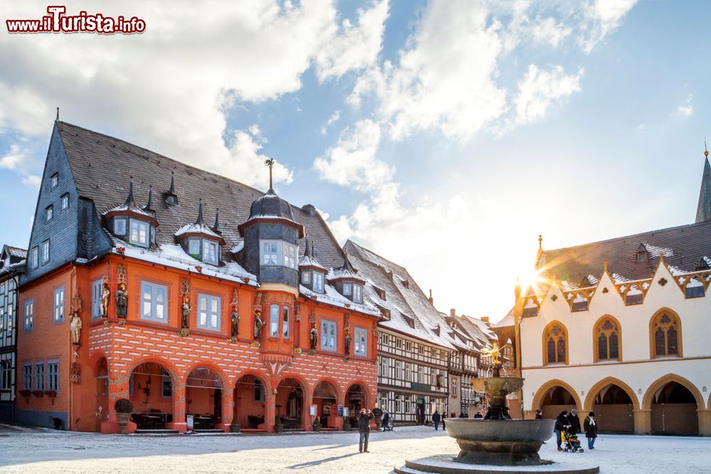 Immagine Il centro storico di Goslar in una giornata invernale con il sole e la neve (Germania). 