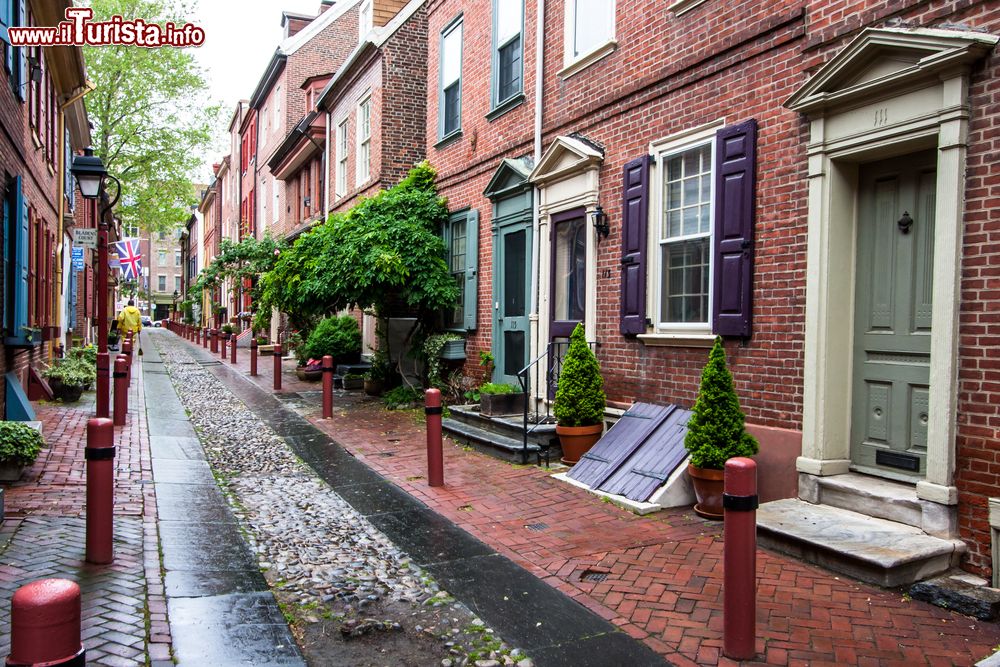 Immagine Il centro storico di Philadelphia, Pennsylvania (USA). Una bella immagine di Elfreth's Alley, considerata la più antica strada residenziale della nazione (risale al 1702).