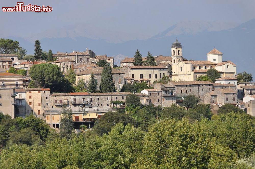 Immagine Il centro storico di Pico nel Lazio, provincia di Frosinone. Il paese conserva ancora l'aspetto dell'antico centro medievale con resti di mura e torri.