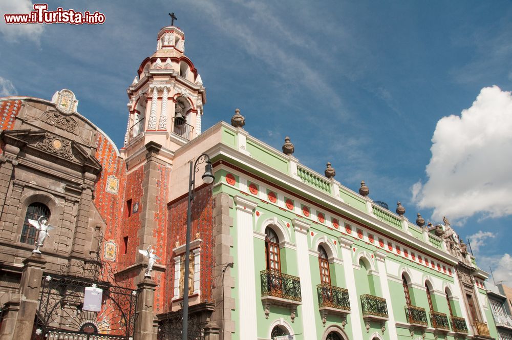 Immagine Il centro storico di Puebla con la chiesa di Belen e il Museo delle Armi, Messico.