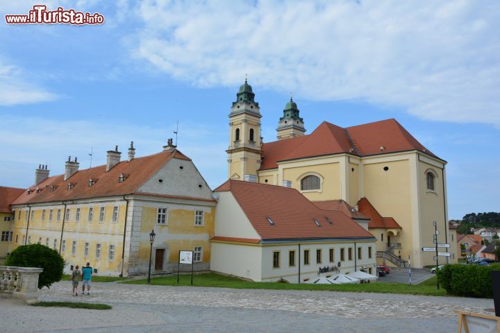 Immagine Il centro storico di Valtice, in Moravia, Repubblica Ceca. Ricca di storia e cultura grazie ai tanti monumenti iscritti nel patrimonio mondiale dell'Unesco, questa cittadina, nota anche come capitale del vino, vanta un suggestivo centro storico protetto come zona di conservazione urbana.