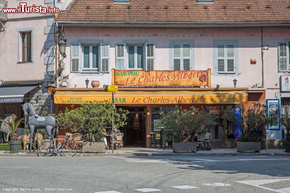 Immagine Il Charles-Albert Bar nella città di Albertville, Savoia, Francia. Situato al civico 7 di piazza Charles Albert, questo locale è stato inaugurato nel 1985 - © Martin Good / Shutterstock.com