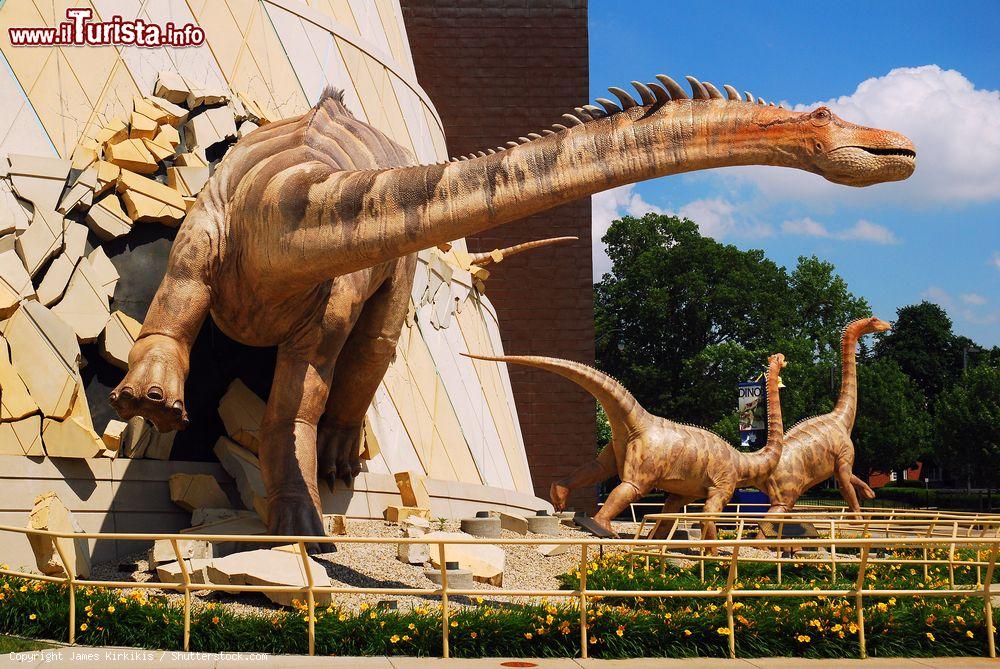 Immagine Il Children's Museum di Indianapolis, Indiana: un dinasuto sbuca da un edificio del museo  - © James Kirkikis / Shutterstock.com