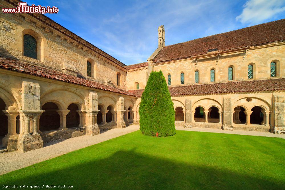 Immagine Il chiosco dell'abbazia di Fontenay a Montbard, Francia. Patrimonio mondiale dell'Umanità, quest'abbazia cistercense venne fondata nel 1118 da Bernardo di Chiaravalle. Sorge in una piccola valle boscosa 60 km a nordovest di Digione - © andre quinou / Shutterstock.com