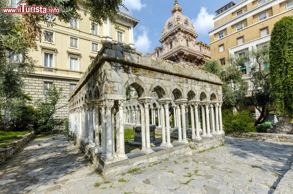 Immagine Il chiostro del 12° secolo che si trova in un piccolo giardino posto tra Porta Soprana e la Casa di Cristoforo Colombo a Genova