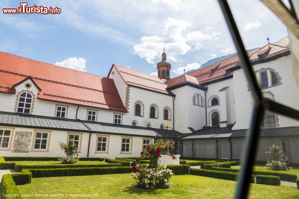 Immagine Il chiostro dell'abbazia di Stams, Austria. E' uno dei più prestigiosi esempi di architettura barocca del paese - © Joaquin Ossorio Castillo / Shutterstock.com