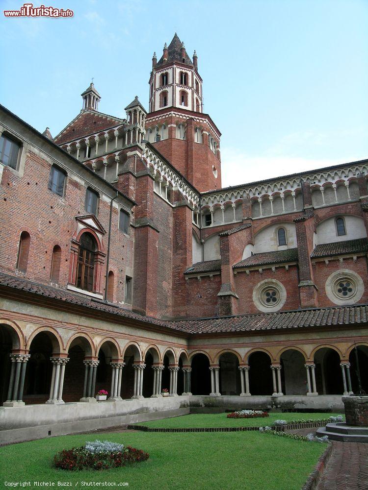 Immagine Il chiostro interno della Basilica di Sant'Andrea, il monumento più importante di Vercelli - © Michele Buzzi / Shutterstock.com