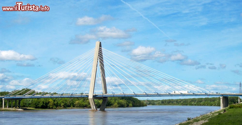 Immagine Il Christopher S. Bond Bridge attraversa il fiume Missouri a Kansas City (Stati Uniti d'America). Costruito nel 2008 e inaugurato nel 2010, questo ponte è lungo 523 metri e alto 96.