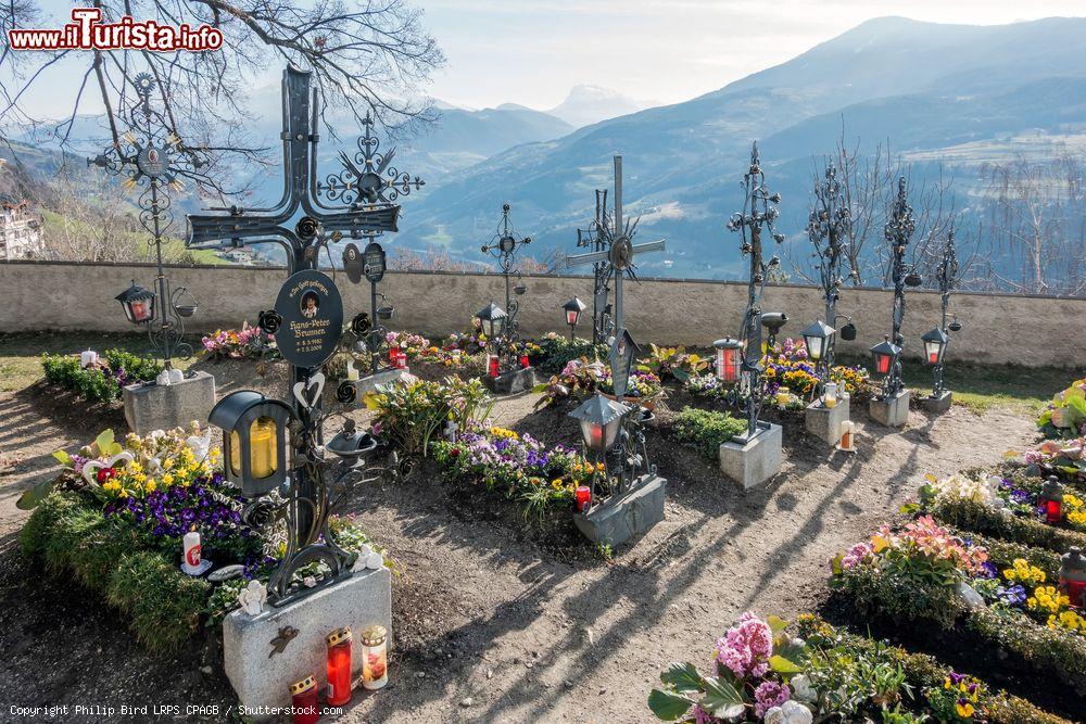 Immagine Il cimitero della Chiesa di Santo Stefano a Villandro, Alto Adige - © Philip Bird LRPS CPAGB / Shutterstock.com