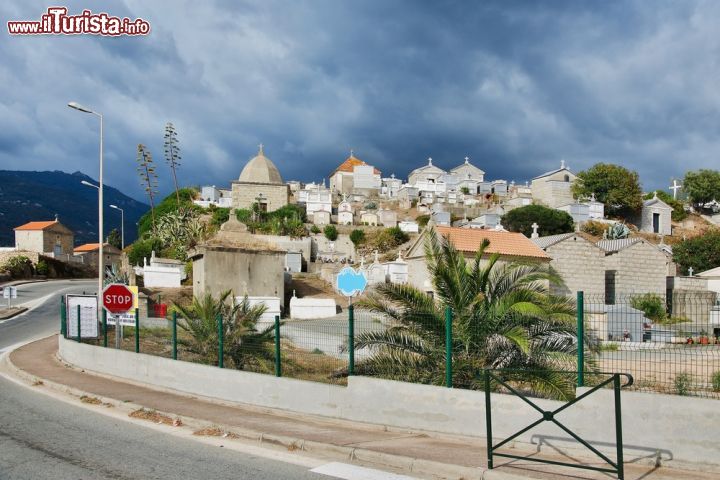 Immagine Il cimitero della città di Propriano, Corsica, in una giornata nuvolosa - © bikemp / Shutterstock.com